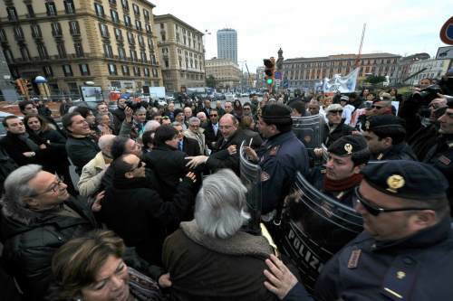 Disordini durante le proteste contro il sindaco di Napoli